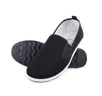 Zapatilla negra deportiva